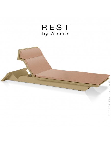 Bain de soleil ou chaise longue REST, structure et assise plastique couleur beige d'aspect mat, avec coussin orange.
