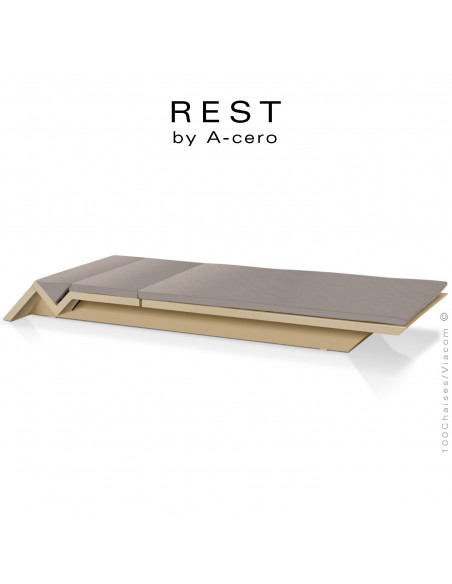 Bain de soleil ou chaise longue REST, structure et assise plastique couleur beige d'aspect mat, avec coussin taupe.