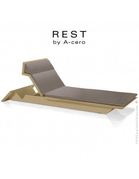 Bain de soleil ou chaise longue REST, structure et assise plastique couleur beige d'aspect mat, avec coussin taupe.