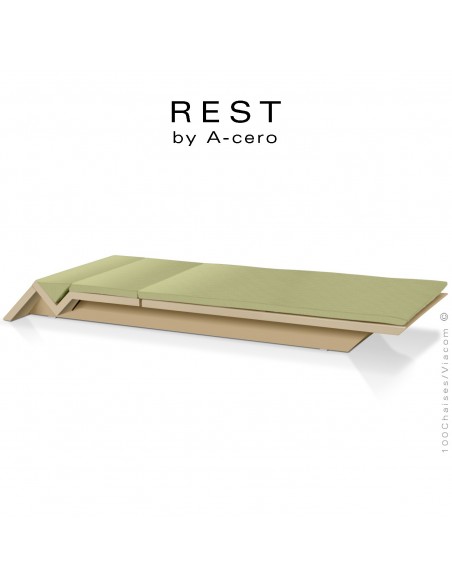 Bain de soleil ou chaise longue REST, structure et assise plastique couleur beige d'aspect mat, avec coussin vert.