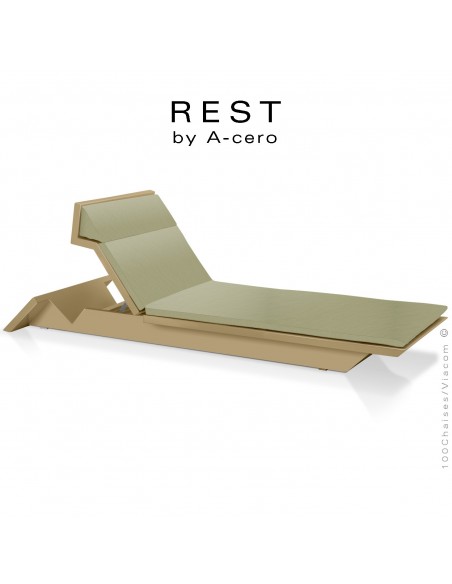 Bain de soleil ou chaise longue REST, structure et assise plastique couleur beige d'aspect mat, avec coussin vert.
