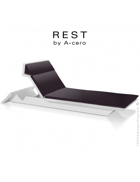 Bain de soleil ou chaise longue REST, structure et assise plastique couleur blanc d'aspect mat, avec coussin anthracite.
