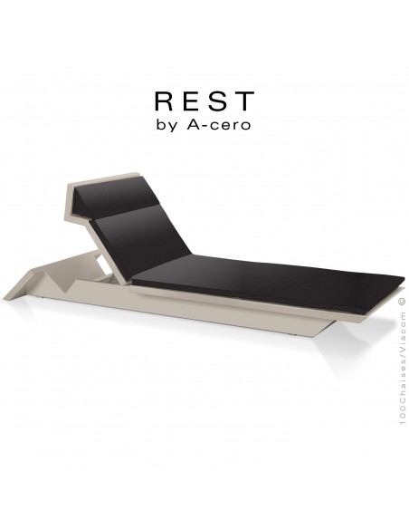 Bain de soleil ou chaise longue REST, structure et assise plastique couleur écru d'aspect mat, avec coussin anthracite.