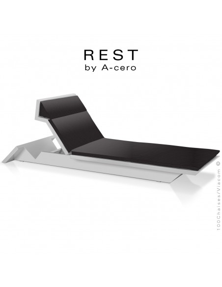Bain de soleil ou chaise longue REST, structure et assise plastique couleur ICE d'aspect mat, avec coussin anthracite.