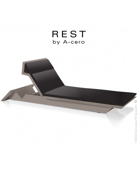 Bain de soleil ou chaise longue REST, structure et assise plastique couleur taupe d'aspect mat, avec coussin anthracite.