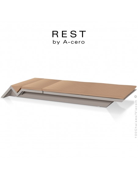 Bain de soleil ou chaise longue REST, structure et assise plastique couleur taupe d'aspect mat, avec coussin orange.