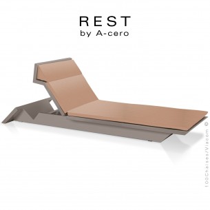 Bain de soleil ou chaise longue REST, structure et assise plastique couleur taupe d'aspect mat, avec coussin orange.