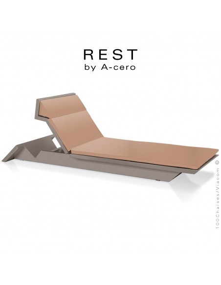 Bain de soleil ou chaise longue REST, structure et assise plastique couleur taupe d'aspect mat, avec coussin orange.