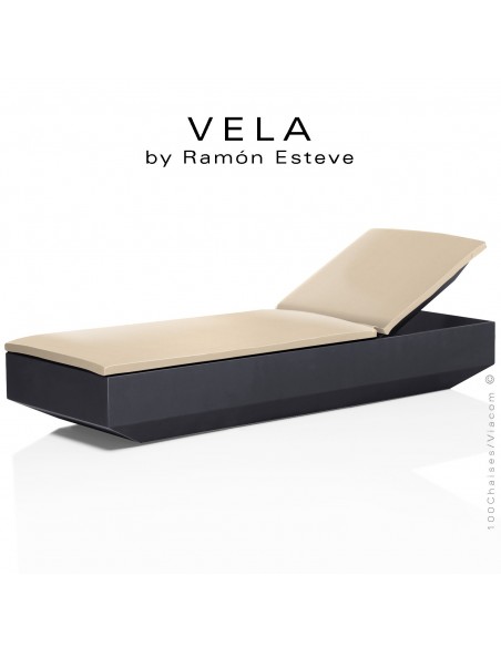 Bain de soleil ou chaise longue VELA, structure et assise plastique couleur anthracite d'aspect mat, avec coussin beige.