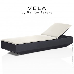 Bain de soleil ou chaise longue VELA, structure et assise plastique couleur anthracite d'aspect mat, avec coussin blanc.