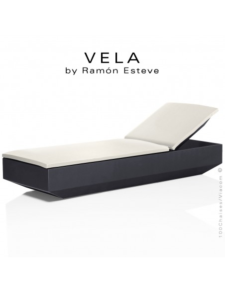Bain de soleil ou chaise longue VELA, structure et assise plastique couleur anthracite d'aspect mat, avec coussin blanc.