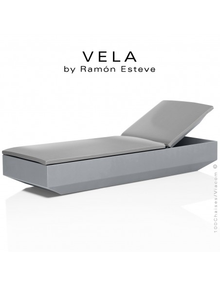 Bain de soleil ou chaise longue VELA, structure et assise plastique couleur argent-gris d'aspect mat, avec coussin argent-gris.