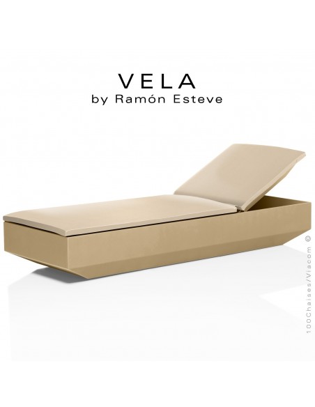 Bain de soleil ou chaise longue VELA, structure et assise plastique couleur beige d'aspect mat, avec coussin beige.