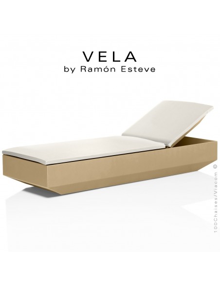 Bain de soleil ou chaise longue VELA, structure et assise plastique couleur beige d'aspect mat, avec coussin blanc.