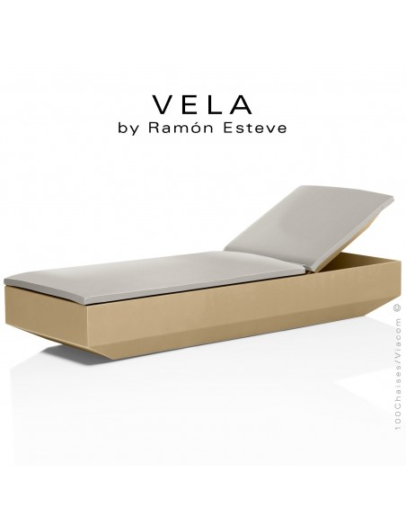Bain de soleil ou chaise longue VELA, structure et assise plastique couleur beige d'aspect mat, avec coussin écru.