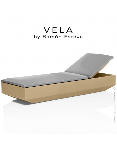 Bain de soleil ou chaise longue VELA, structure et assise plastique couleur beige d'aspect mat, avec coussin argent-gris.