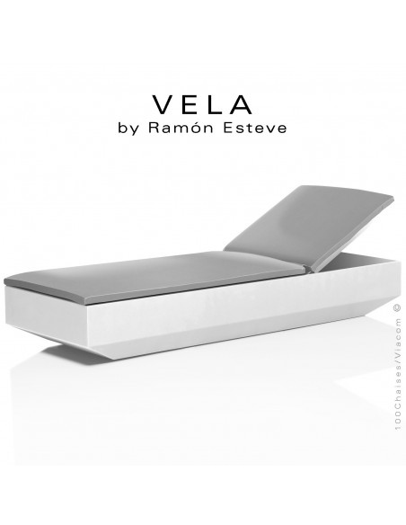 Bain de soleil ou chaise longue VELA, structure et assise plastique couleur blanc d'aspect mat, avec coussin argent-gris.
