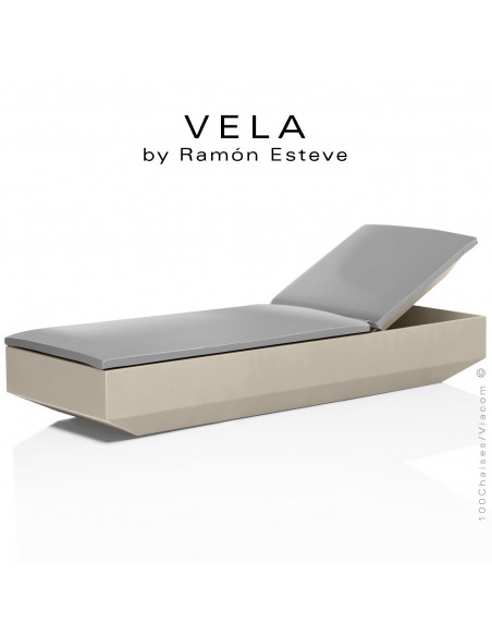 Bain de soleil ou chaise longue VELA, structure et assise plastique couleur écru d'aspect mat, avec coussin argent-gris.