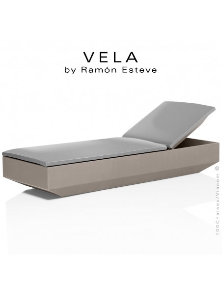 Bain de soleil ou chaise longue VELA, structure et assise plastique couleur taupe aspect mat, avec coussin argent-gris.