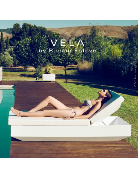 Bain de soleil ou chaise longue VELA, structure et assise plastique aspect mat, avec coussin.