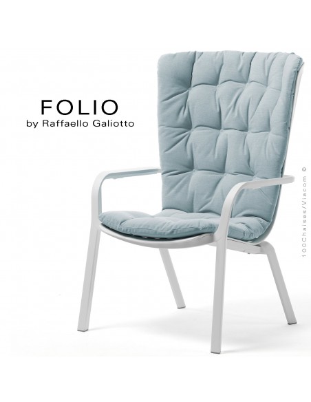 Fauteuil bergère FOLIO, structure et assise plastique blanc avec coussin tissu bleu.