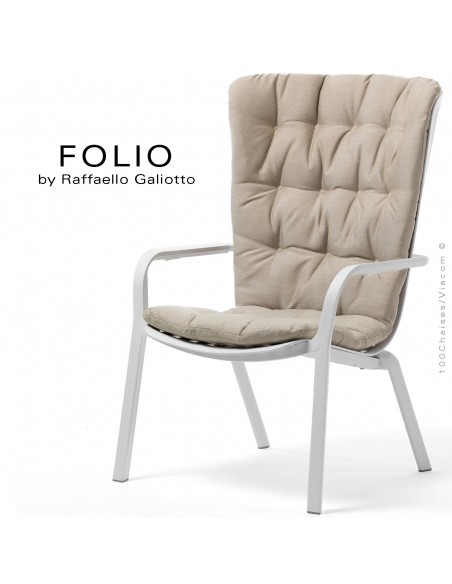 Fauteuil bergère FOLIO, structure et assise plastique blanc avec coussin tissu crème.