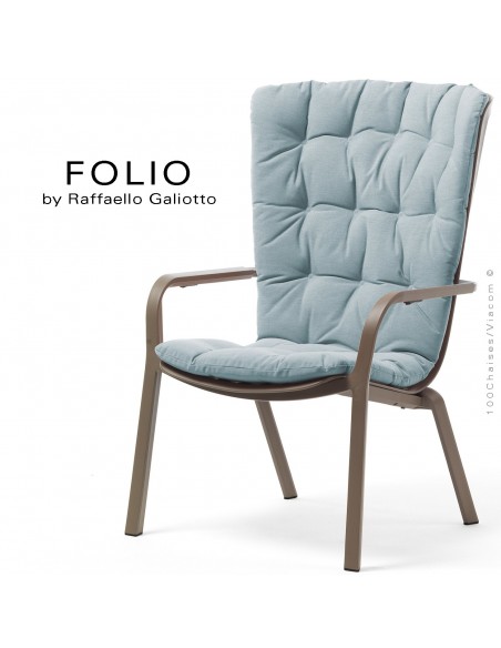 Fauteuil bergère FOLIO, structure et assise plastique gris tourterelle avec coussin tissu bleu.