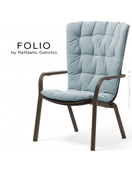 Fauteuil bergère FOLIO, structure et assise plastique marron avec coussin tissu bleu.