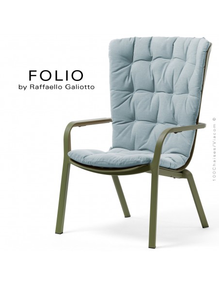 Fauteuil bergère FOLIO, structure et assise plastique vert avec coussin tissu bleu.