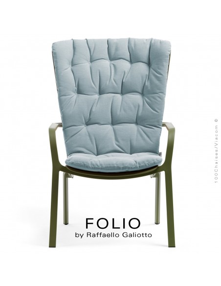Fauteuil bergère FOLIO, structure et assise plastique vert avec coussin tissu bleu.