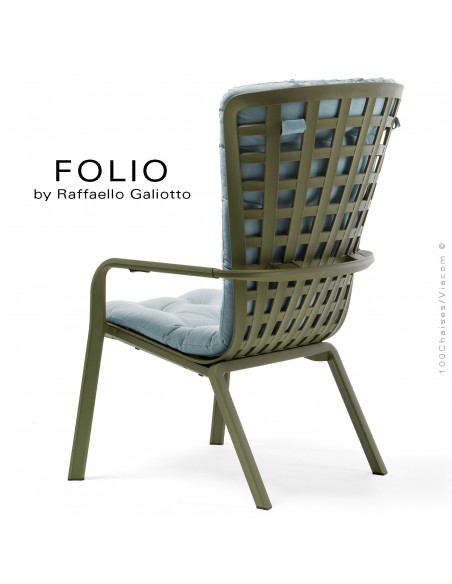 Fauteuil bergère FOLIO, structure et assise plastique vert avec coussin tissu bleu.