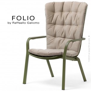 Fauteuil bergère FOLIO, structure et assise plastique vert avec coussin tissu crème.