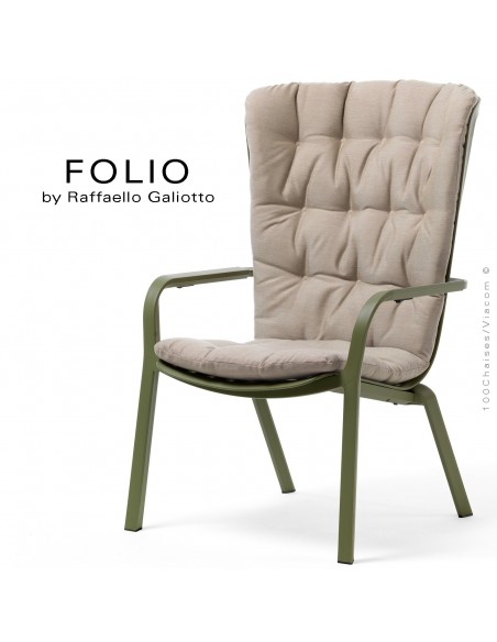 Fauteuil bergère FOLIO, structure et assise plastique vert avec coussin tissu crème.