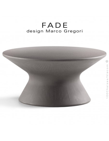 Table basse ronde design FADE, structure plastique couleur argile, pour terrasse en bord de mer ou à la montage.