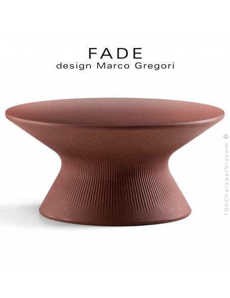 Table basse ronde design FADE, structure plastique couleur marron, pour terrasse en bord de mer ou à la montage.