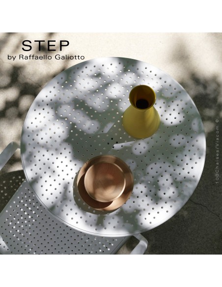 Collection Table STEP, plateau rond plastique ajouré, piétement colonne centrale plastique.