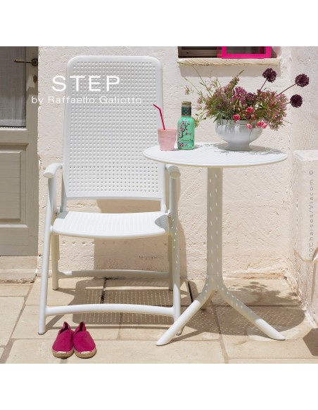 Collection Table STEP, plateau rond plastique ajouré, piétement colonne centrale plastique.