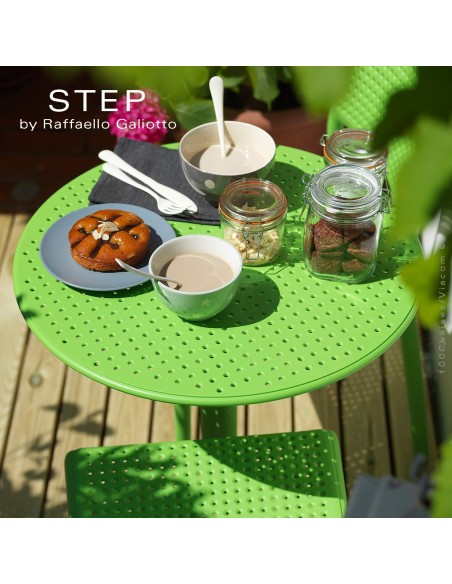 Collection Table STEP, plateau rond plastique ajouré, piétement colonne centrale plastique.