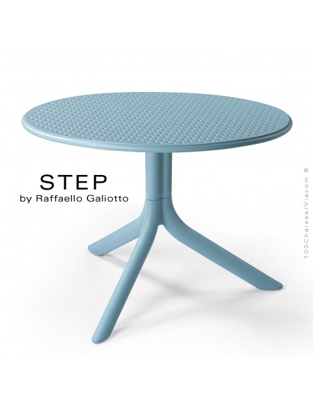 Table basse STEP, plateau rond plastique ajouré, piétement colonne centrale plastique bleu.