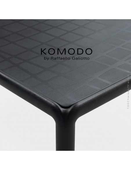 Table basse KOMODO, structure 4 pieds plastique, plateau carré plastique.