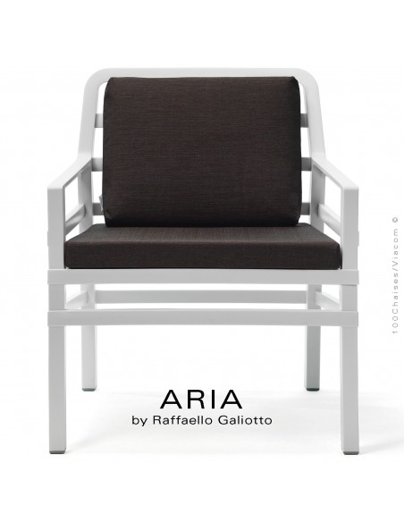 Fauteuil lounge ARIA, structure plastique blanc, avec coussin d'assise et dossier café.