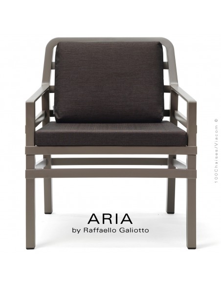 Fauteuil lounge ARIA, structure plastique gris tourterelle, avec coussin d'assise et dossier café.