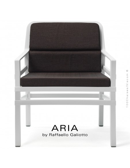 Fauteuil lounge ARIA FIT, structure plastique blanc, avec coussin d'assise et dossier café.