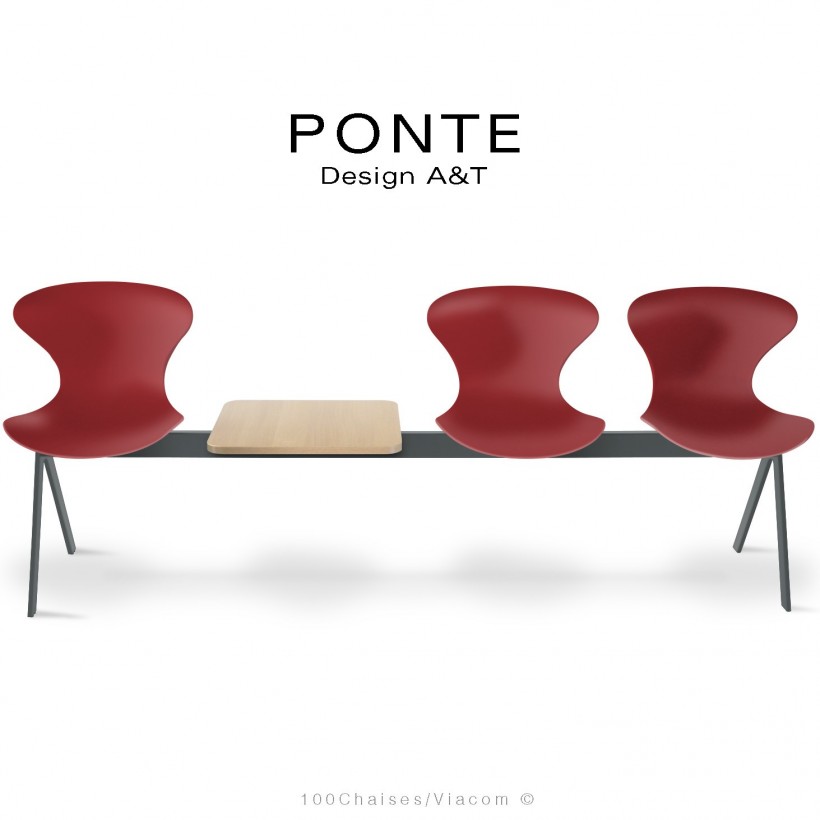 Banc PONTE, 3 places, piétement acier peint gris basalte, coque plastique couleur rouge, tablette bois.