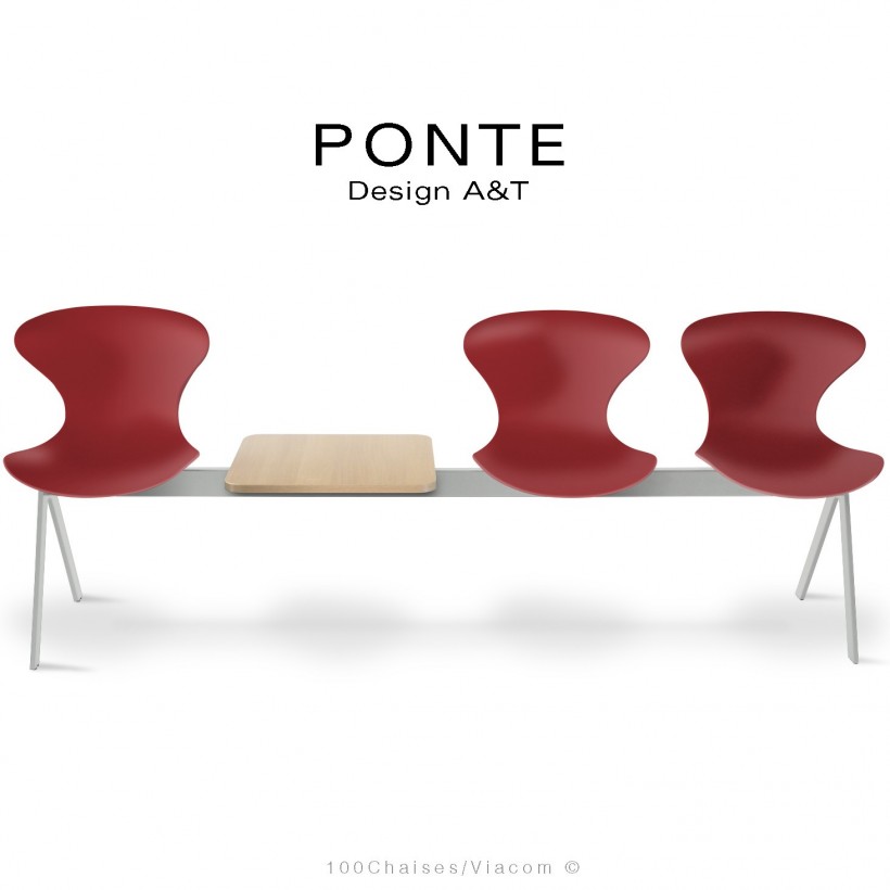 Banc PONTE, 3 places, piétement acier peint gris clair, coque plastique couleur rouge, tablette bois.
