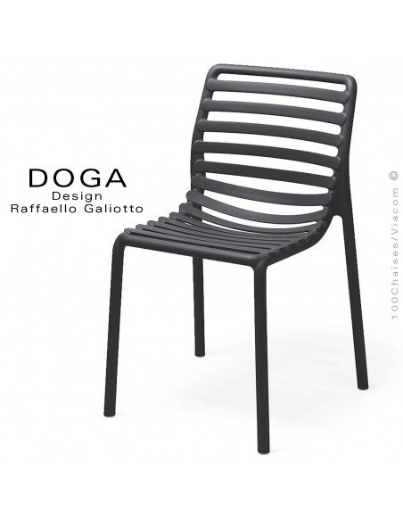 Chaise design DOGA, structure et assise plastique couleur anthracite.