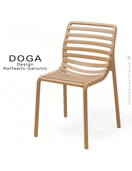 Chaise design DOGA, structure et assise plastique couleur café.