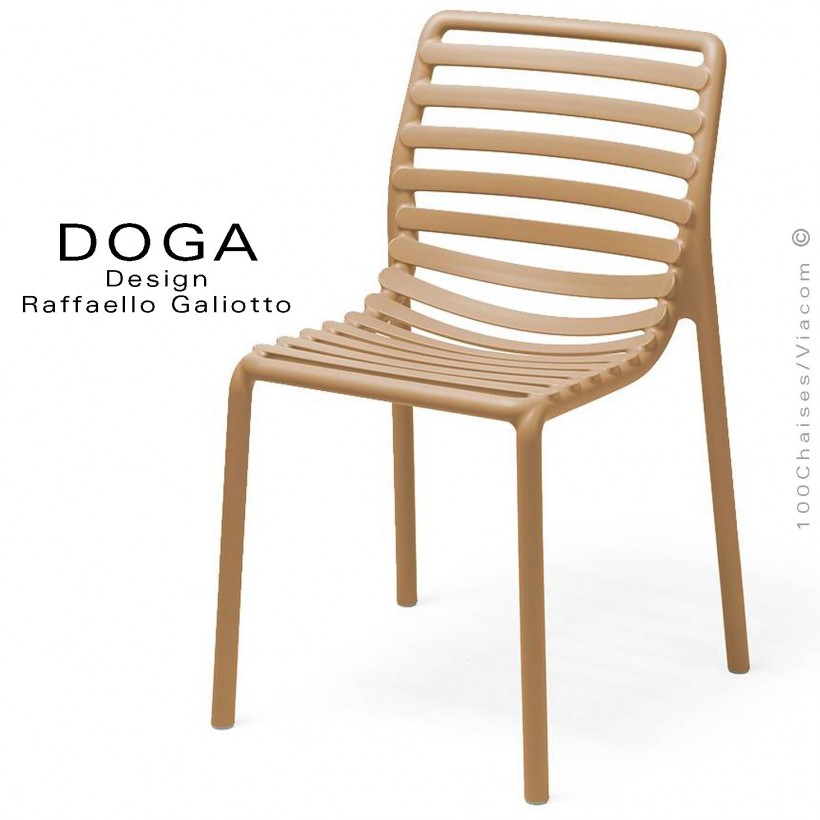 Chaise design DOGA, structure et assise plastique couleur café.