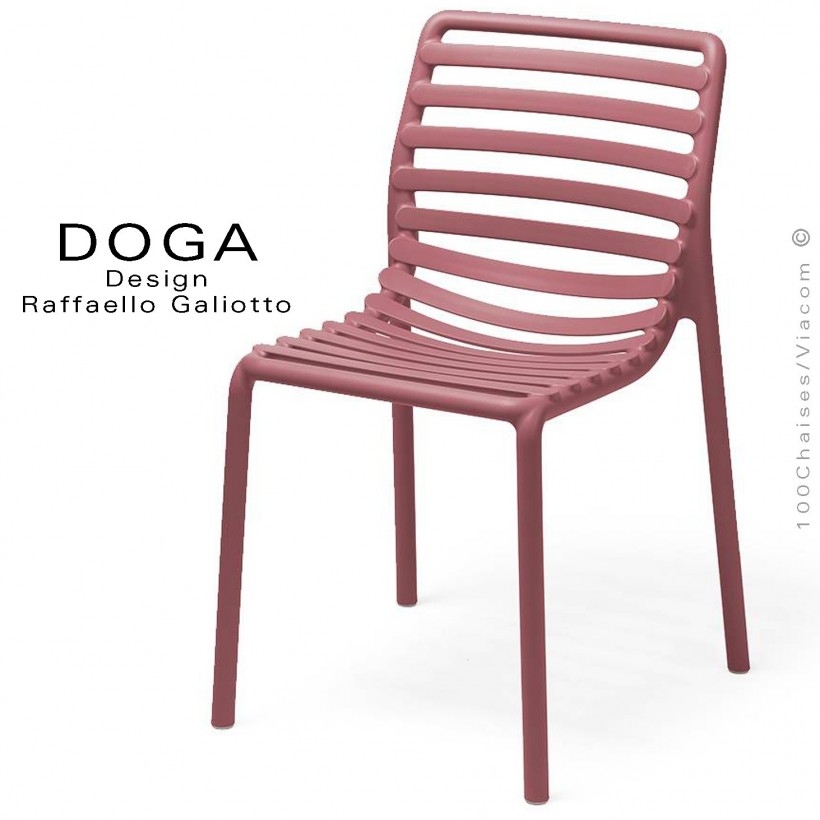 Chaise design DOGA, structure et assise plastique couleur rouge Marsala.