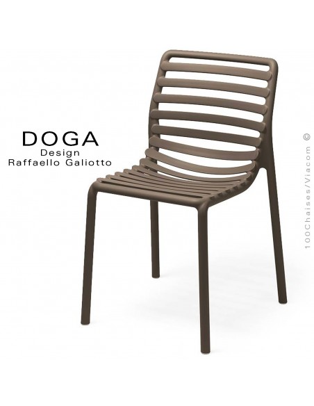 Chaise design DOGA, structure et assise plastique couleur tabac.